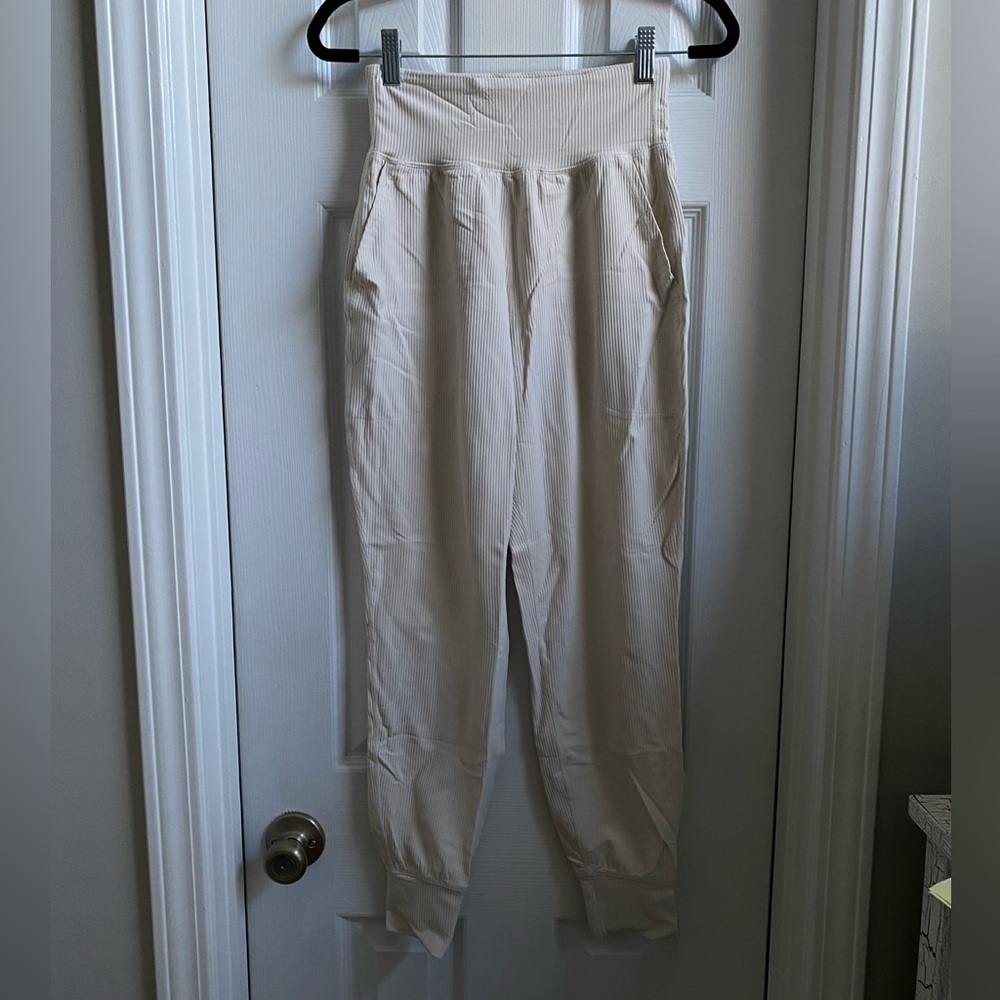 NWOT PowerSoft Set - Seamless Ribbed Sports Bra & High-Waisted  7/8 Joggers - Picture 3 of 13